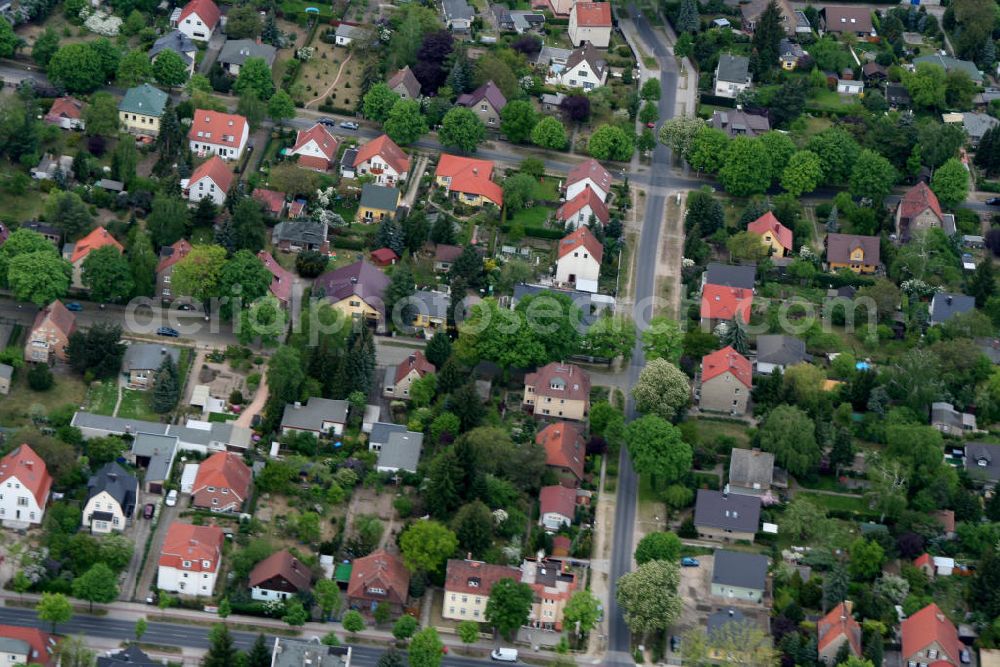 Aerial photograph Berlin - Mahldorf - Blick auf das Wohngebiet an der Hönower , Ridbacher , Giesestraße am Kreisverkehr zur Hönower Strasse.