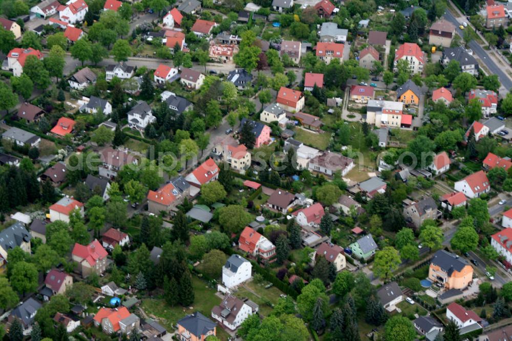 Berlin - Mahldorf from above - Blick auf das Wohngebiet an der Hönower , Ridbacher , Giesestraße am Kreisverkehr zur Hönower Strasse.