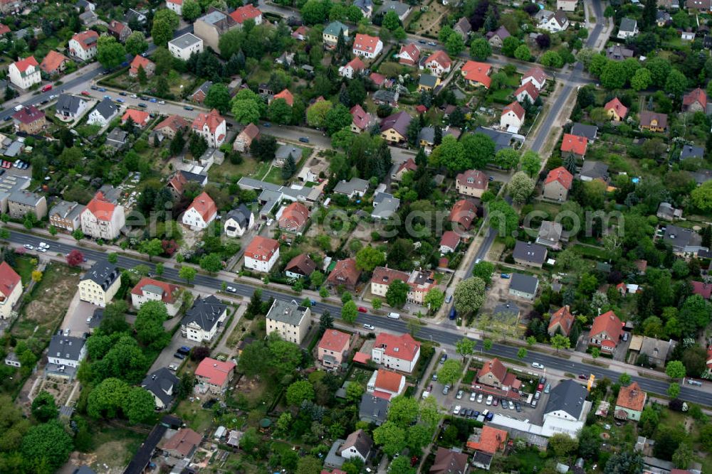 Aerial image Berlin - Mahldorf - Blick auf das Wohngebiet an der Hönower , Ridbacher , Giesestraße am Kreisverkehr zur Hönower Strasse.