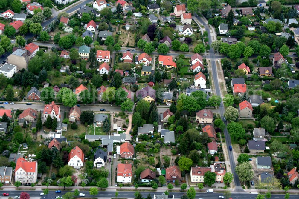 Aerial photograph Berlin - Mahldorf - Blick auf das Wohngebiet an der Hönower , Ridbacher , Giesestraße am Kreisverkehr zur Hönower Strasse.