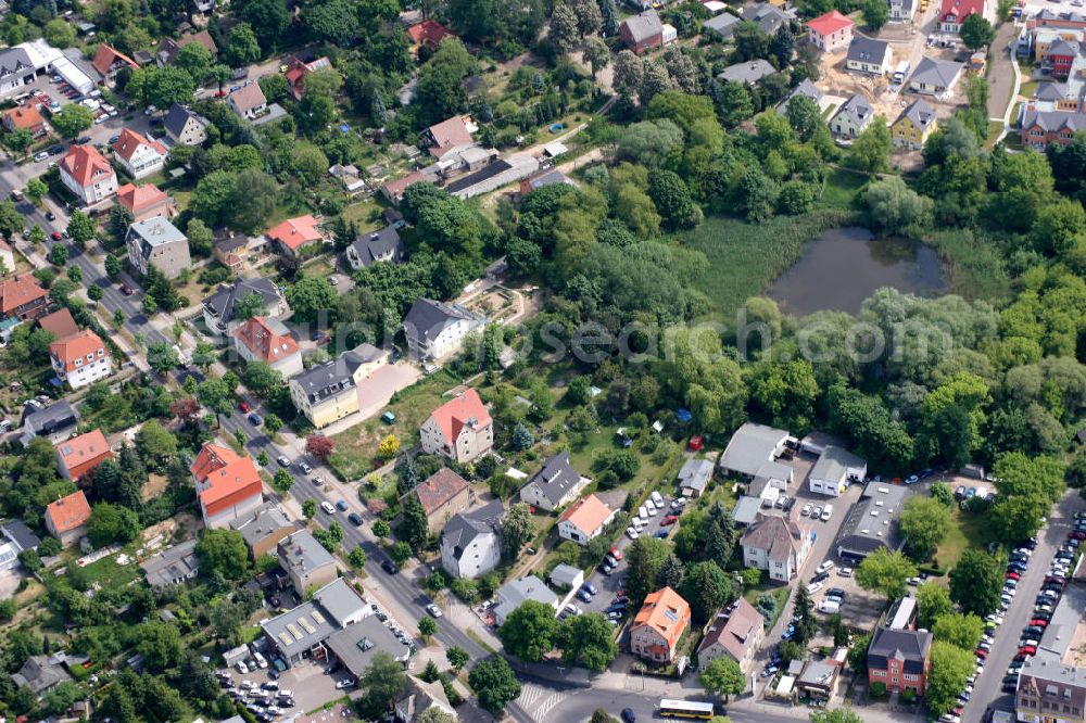 Aerial photograph Berlin Mahlsdorf - Blick auf das Wohngebiet an der Hönower , Ridbacher , Giesestraße am Kreisverkehr zur Hönower Strasse.