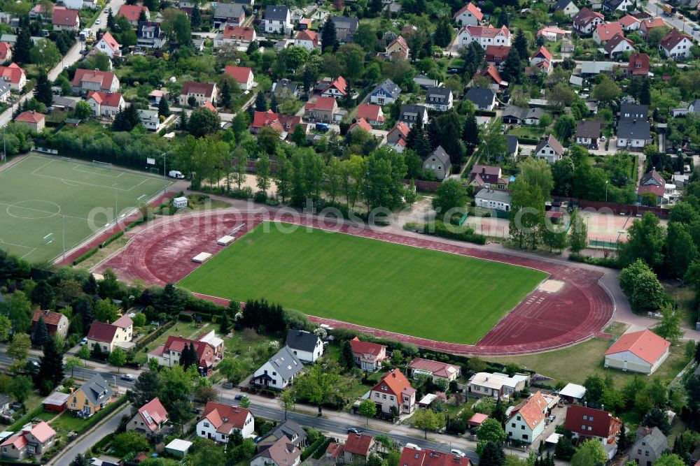 Berlin Mahlsdorf from the bird's eye view: Blick auf das Wohngebiet am Stadion am Rosenhag des BSV Eintracht Mahlsdorf e.V. an der Hönower Straße / Briesener Weg.