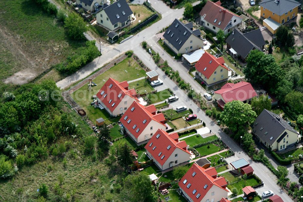 Aerial image Berlin Mahlsdorf - Blick auf das Wohngebiet am Briesener Weg / Karlshafener Straße in Mahlsdorf-Nord.