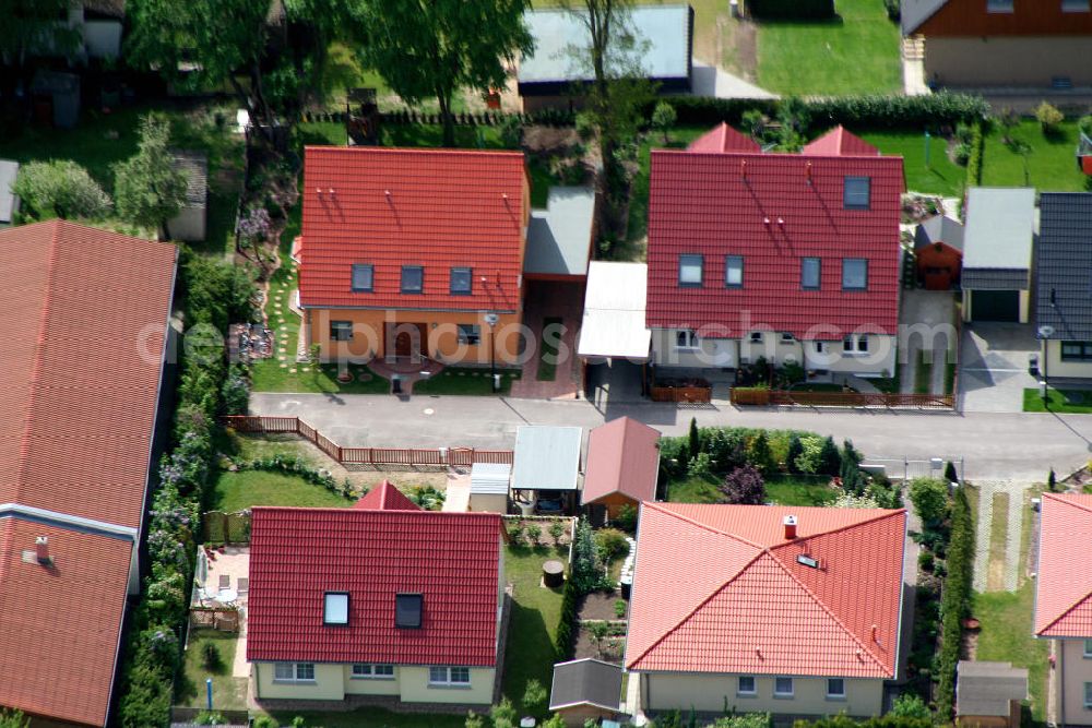 Berlin Mahlsdorf from the bird's eye view: Blick auf das Wohngebiet am Briesener Weg / Karlshafener Straße in Mahlsdorf-Nord.