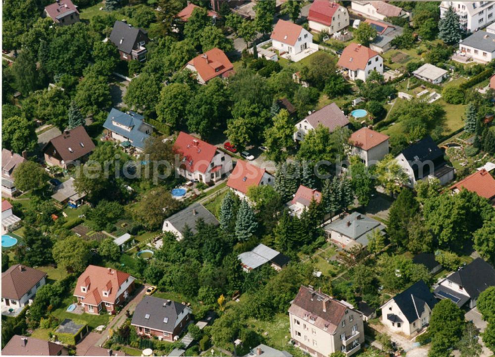 Berlin Mahlsdorf from the bird's eye view: Blick auf das Wohngebiet an der Giesestraße , Bausdorfstraße und an der Rohnestraße.