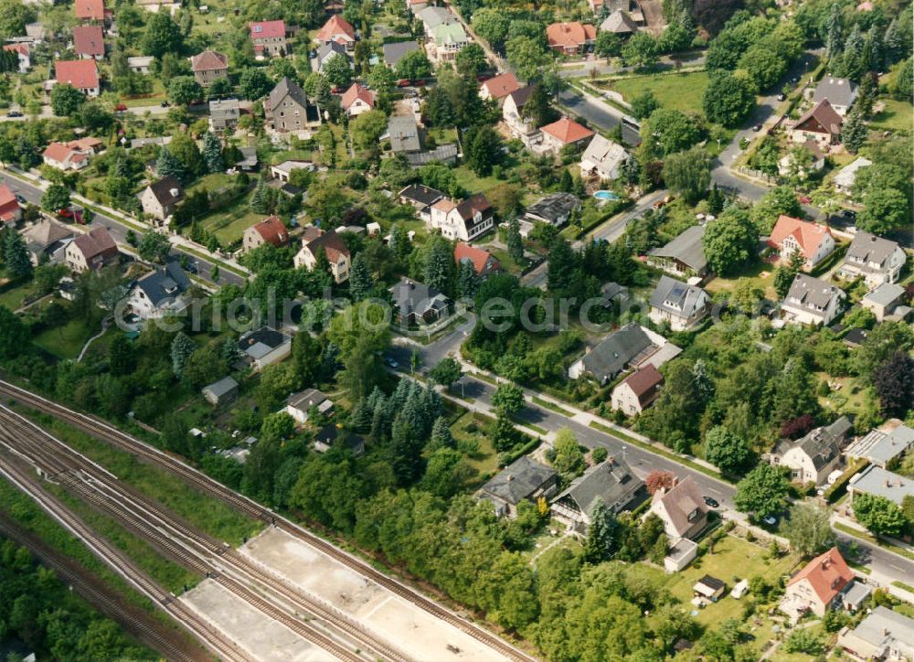 Berlin Mahlsdorf from above - Blick auf das Wohngebiet an der Wodonstraße und der Giesestraße.