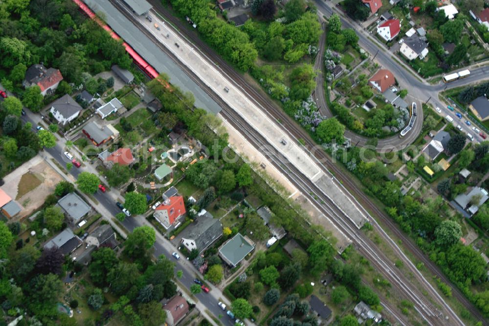 Berlin Mahlsdorf from the bird's eye view: Blick auf das Wohngebiet an der Straßenbahn Wendeschleife an der Treskowstraße südlich des S-Bahnhof Mahlsdorf.