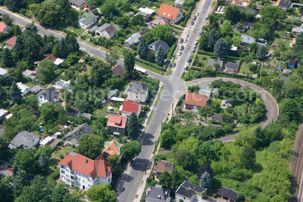 Aerial image Berlin Mahlsdorf - Blick auf das Wohngebiet an der Straßenbahn Wendeschleife an der Treskowstraße südlich des S-Bahnhof Mahlsdorf.