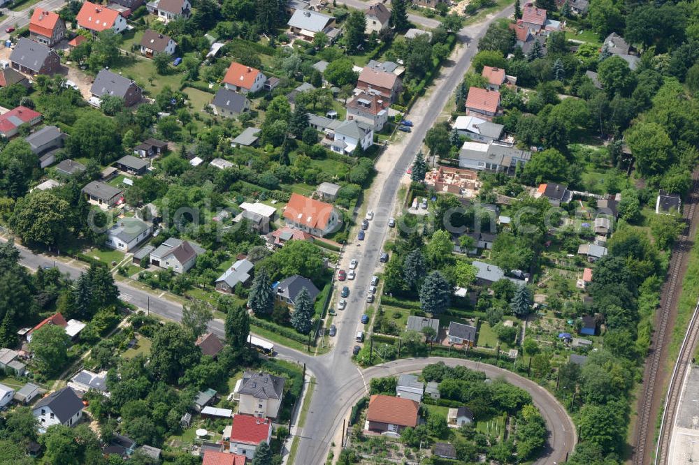 Aerial photograph Berlin Mahlsdorf - Blick auf das Wohngebiet an der Straßenbahn Wendeschleife an der Treskowstraße südlich des S-Bahnhof Mahlsdorf.