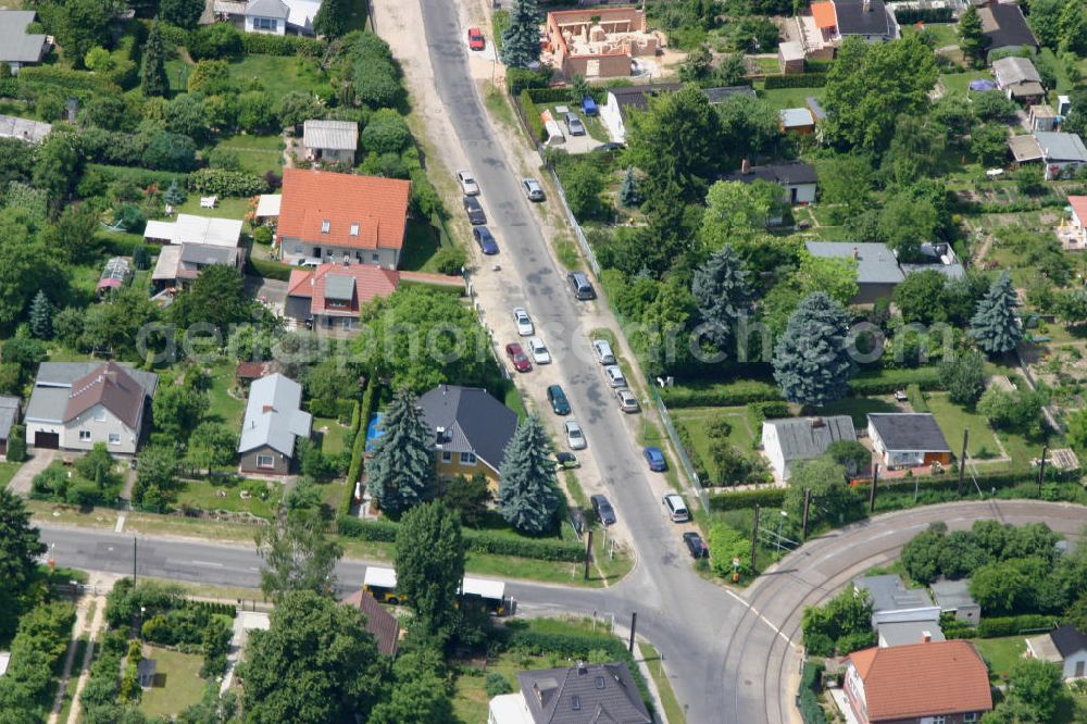 Berlin Mahlsdorf from the bird's eye view: Blick auf das Wohngebiet an der Straßenbahn Wendeschleife an der Treskowstraße südlich des S-Bahnhof Mahlsdorf.