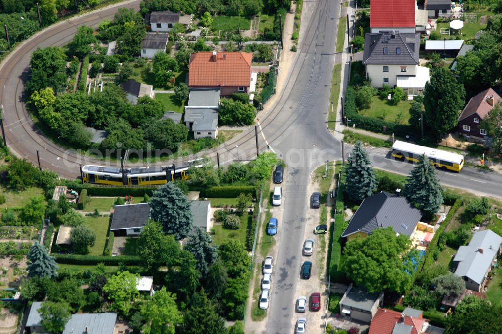 Aerial photograph Berlin Mahlsdorf - Blick auf das Wohngebiet an der Straßenbahn Wendeschleife an der Treskowstraße südlich des S-Bahnhof Mahlsdorf.