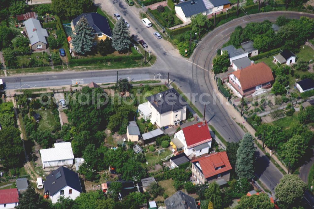 Berlin Mahlsdorf from above - Blick auf das Wohngebiet an der Straßenbahn Wendeschleife an der Treskowstraße südlich des S-Bahnhof Mahlsdorf.