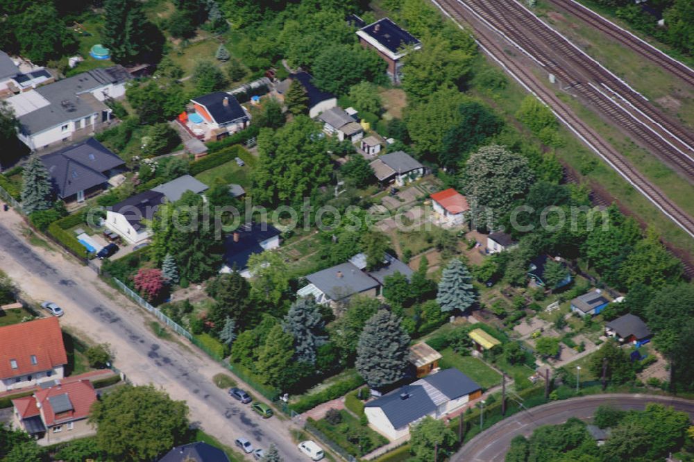 Berlin Mahlsdorf from the bird's eye view: Blick auf das Wohngebiet an der Straßenbahn Wendeschleife an der Treskowstraße südlich des S-Bahnhof Mahlsdorf.