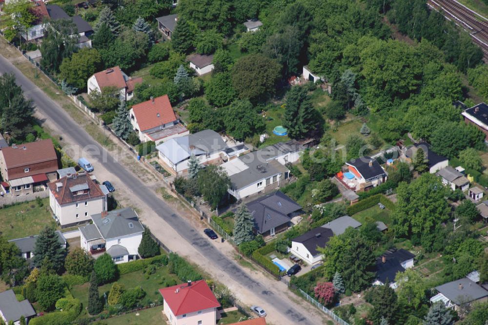 Aerial image Berlin Mahlsdorf - Blick auf das Wohngebiet an der Straßenbahn Wendeschleife an der Treskowstraße südlich des S-Bahnhof Mahlsdorf.