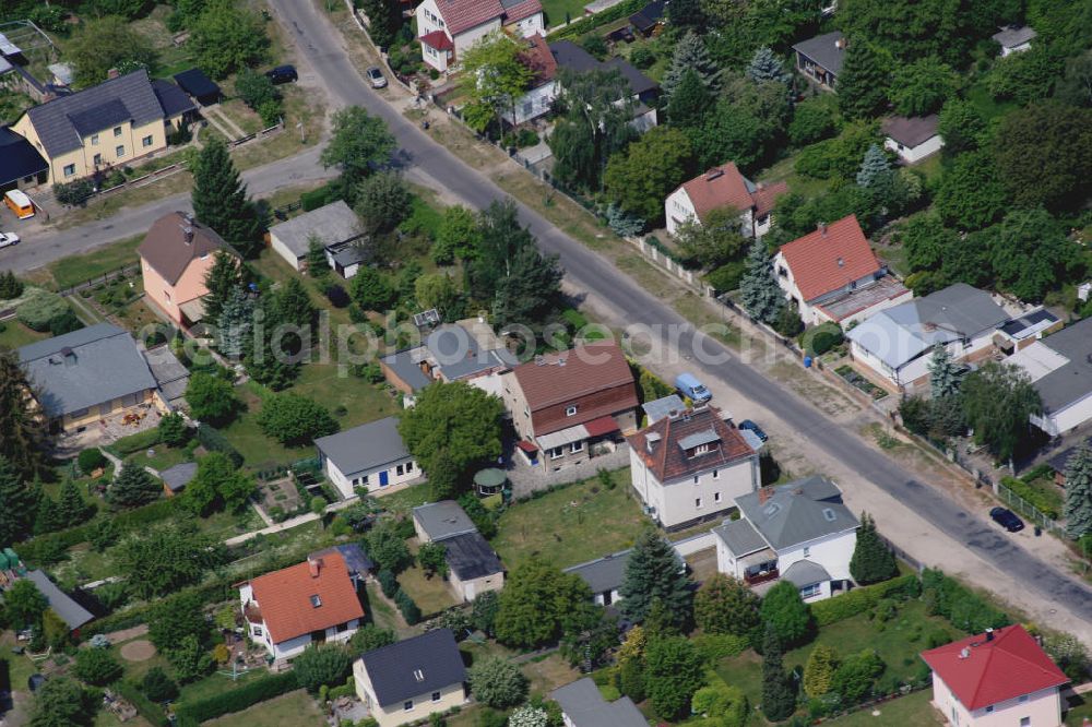 Aerial photograph Berlin Mahlsdorf - Blick auf das Wohngebiet an der Straßenbahn Wendeschleife an der Treskowstraße südlich des S-Bahnhof Mahlsdorf.