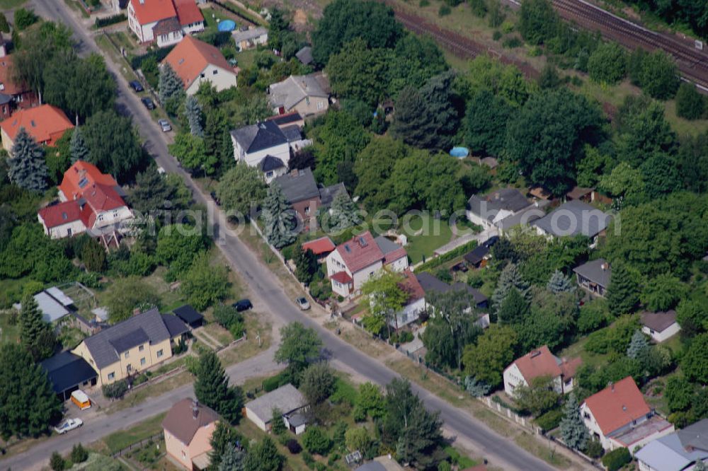 Berlin Mahlsdorf from above - Blick auf das Wohngebiet an der Straßenbahn Wendeschleife an der Treskowstraße südlich des S-Bahnhof Mahlsdorf.