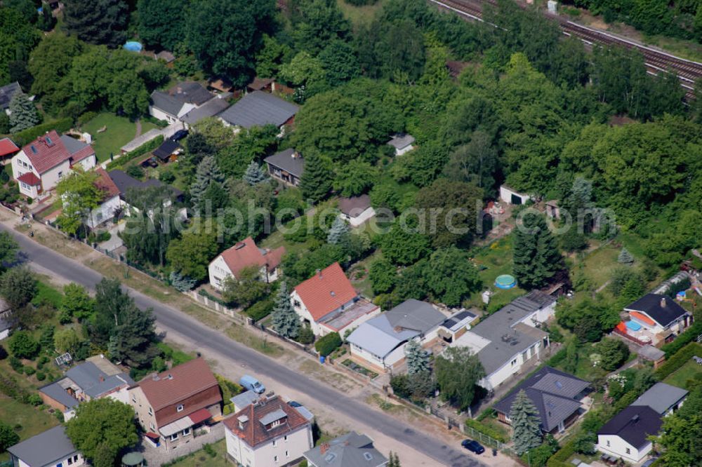 Berlin Mahlsdorf from the bird's eye view: Blick auf das Wohngebiet an der Straßenbahn Wendeschleife an der Treskowstraße südlich des S-Bahnhof Mahlsdorf.