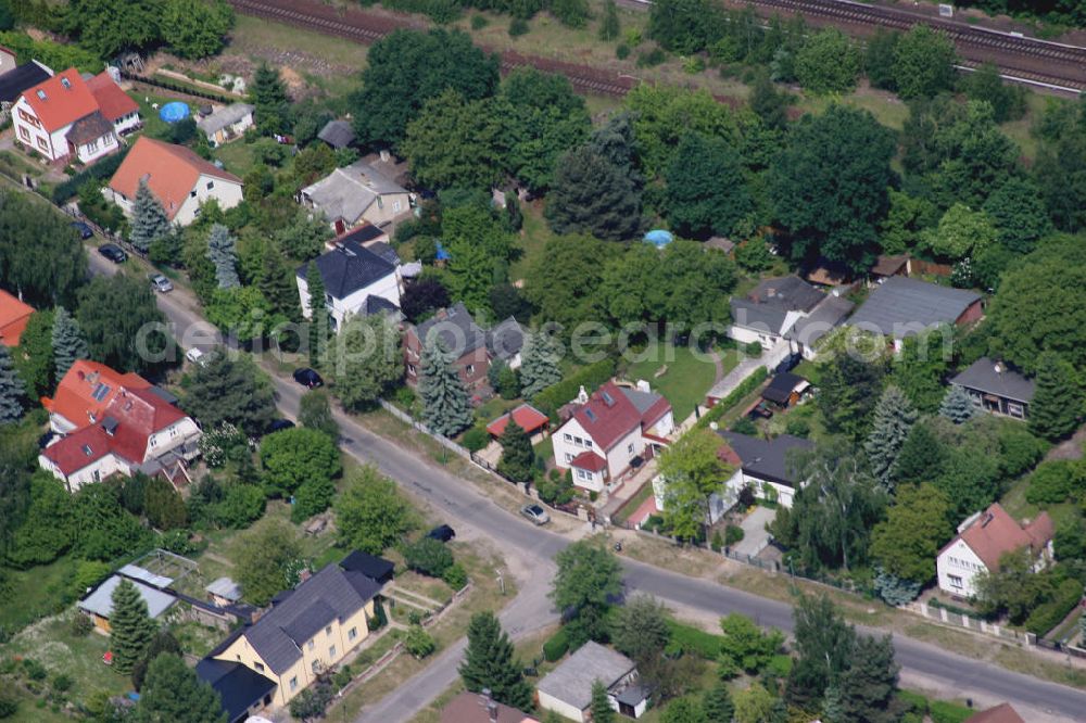 Aerial image Berlin Mahlsdorf - Blick auf das Wohngebiet an der Straßenbahn Wendeschleife an der Treskowstraße südlich des S-Bahnhof Mahlsdorf.