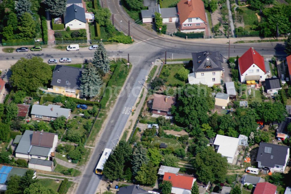 Aerial photograph Berlin Mahlsdorf - Blick auf das Wohngebiet an der Straßenbahn Wendeschleife an der Treskowstraße südlich des S-Bahnhof Mahlsdorf.