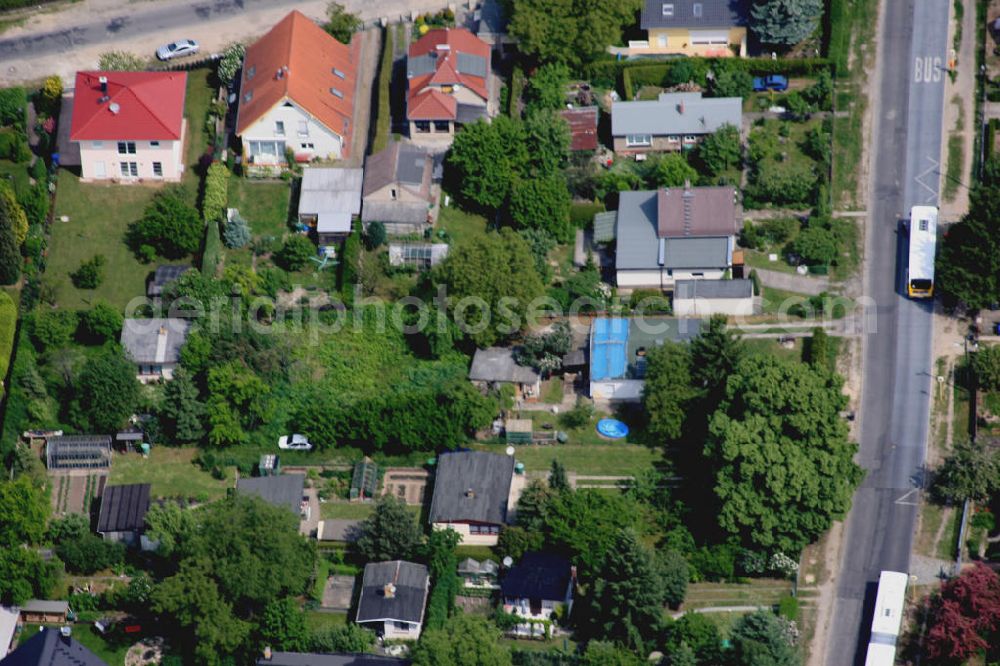 Berlin Mahlsdorf from above - Blick auf das Wohngebiet an der Straßenbahn Wendeschleife an der Treskowstraße südlich des S-Bahnhof Mahlsdorf.