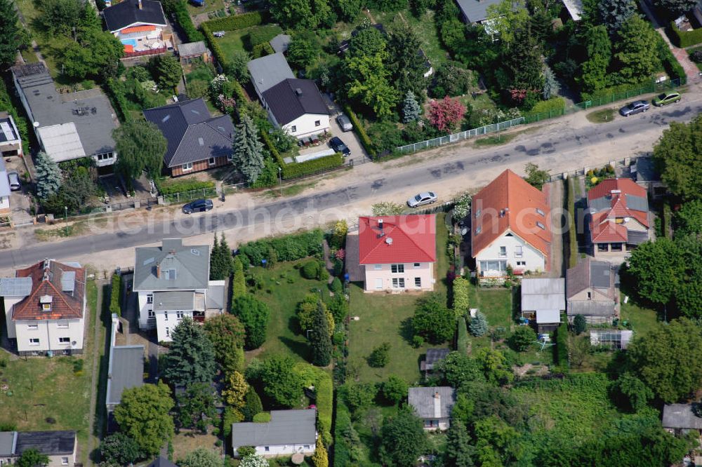 Berlin Mahlsdorf from the bird's eye view: Blick auf das Wohngebiet an der Straßenbahn Wendeschleife an der Treskowstraße südlich des S-Bahnhof Mahlsdorf.