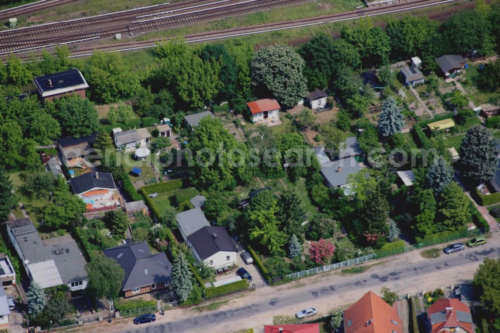 Aerial image Berlin Mahlsdorf - Blick auf das Wohngebiet an der Straßenbahn Wendeschleife an der Treskowstraße südlich des S-Bahnhof Mahlsdorf.