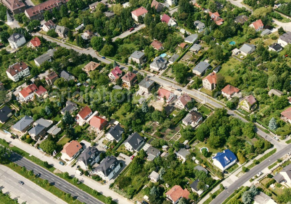 Aerial image Berlin-Mahlsdorf - Blick auf das Wohngebiet Am Kornfeld in Berlin-Mahlsdorf. View of the residential area at the street Am Konrfeld in the district Mahlsdorf.