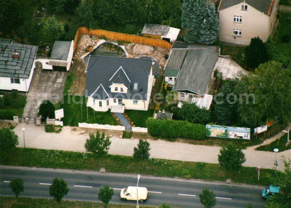 Aerial photograph Berlin-Mahlsdorf - Blick auf das Wohngebiet Am Kornfeld in Berlin-Mahlsdorf. View of the residential area at the street Am Konrfeld in the district Mahlsdorf.