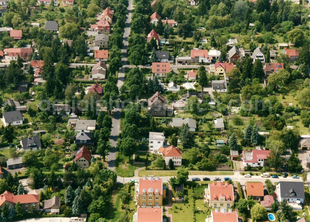 Berlin-Mahlsdorf from above - Blick auf das Wohngebiet am Münsterberger Weg - Gielsdorfer Straße in Berlin-Mahlsdorf. View of the residential area at the street Muensterberger Weg - Gielsdorfer Strasse in the district Mahlsdorf.