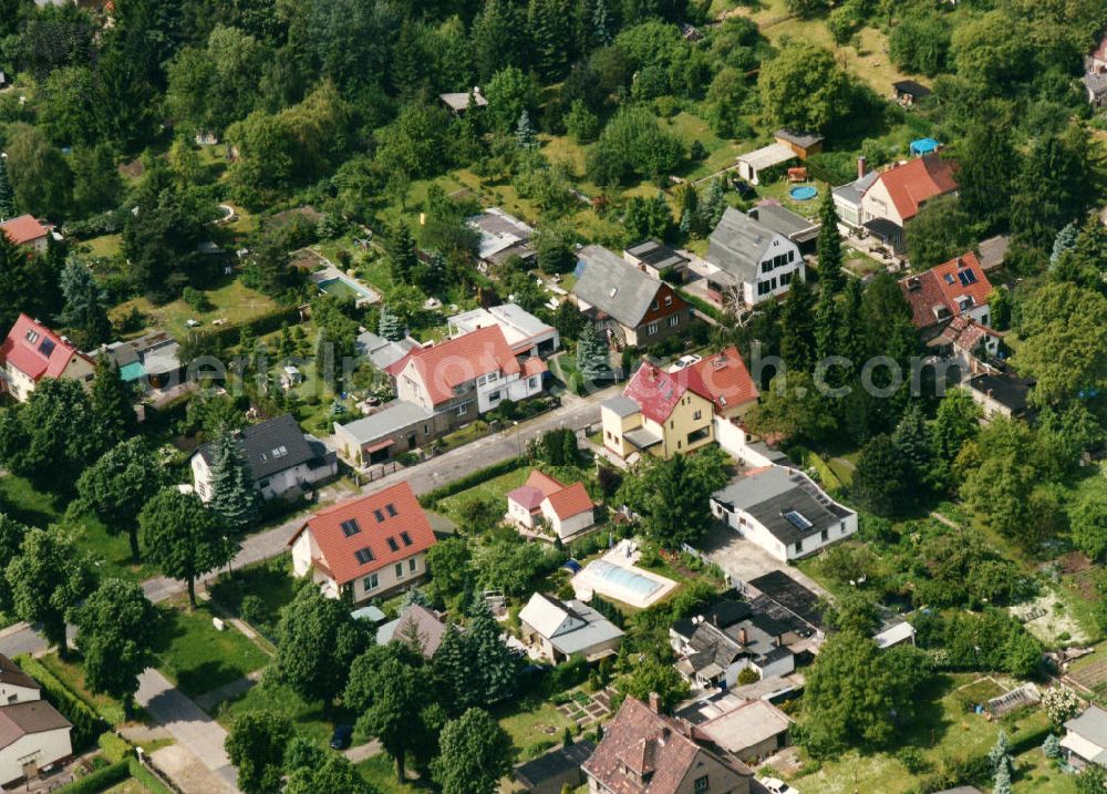 Berlin-Mahlsdorf from the bird's eye view: Blick auf das Wohngebiet am Frettchenweg in Berlin-Mahlsdorf. View of the residential area at the street Frettchenweg in the district Mahlsdorf.