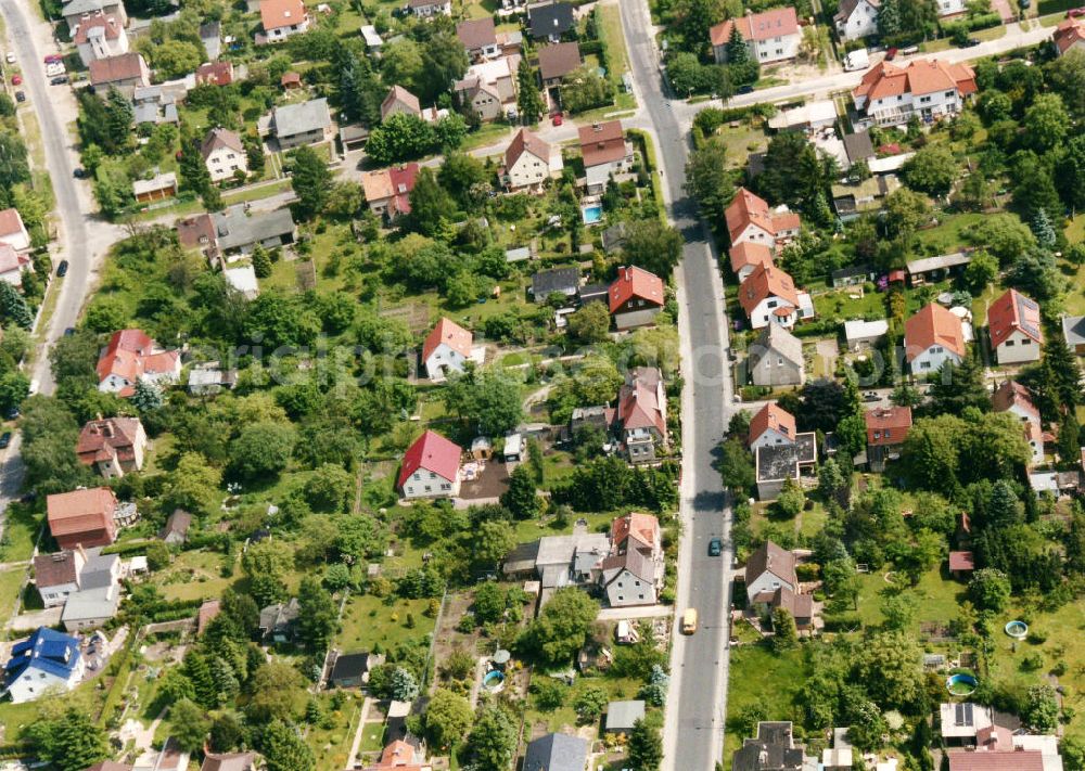 Aerial photograph Berlin-Mahlsdorf - Blick auf das Wohngebiet an der Treskowstraße - Gielsdorfer Straße - Wilhelmsmühlenweg in Berlin-Mahlsdorf. View of the residential area at the street Treskowstrasse - Gielsdorfer Strasse - Wilhelmsmuehlenweg in the district Mahlsdorf.