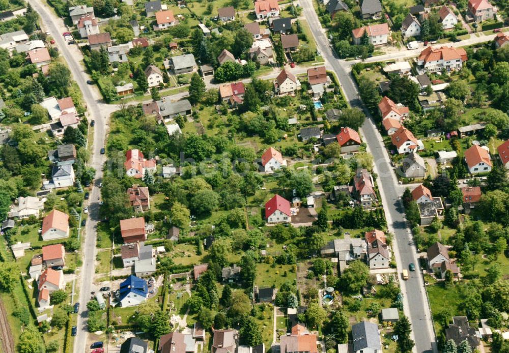 Berlin-Mahlsdorf from above - Blick auf das Wohngebiet an der Treskowstraße - Gielsdorfer Straße - Wilhelmsmühlenweg in Berlin-Mahlsdorf. View of the residential area at the street Treskowstrasse - Gielsdorfer Strasse - Wilhelmsmuehlenweg in the district Mahlsdorf.