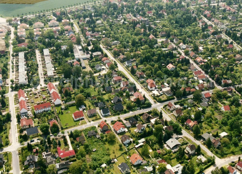 Berlin-Mahlsdorf from the bird's eye view: Blick auf das Wohngebiet an der Neuenhagener Straße - Gielsdorfer Straße - Frettchenweg in Berlin-Mahlsdorf. View of the residential area at the street Neuenhagener Strasse - Gielsdorfer Strasse - Frettchenweg in the district Mahlsdorf.