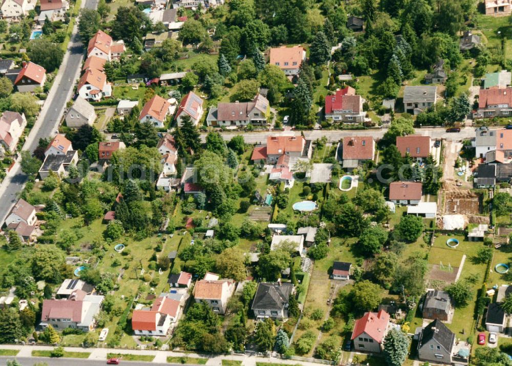 Aerial image Berlin-Mahlsdorf - Blick auf das Wohngebiet Am Kornfeld - Münsterberger Weg Frettchenweg in Berlin-Mahlsdorf. View of the residential area at the street Am Konrfeld in the district Mahlsdorf.