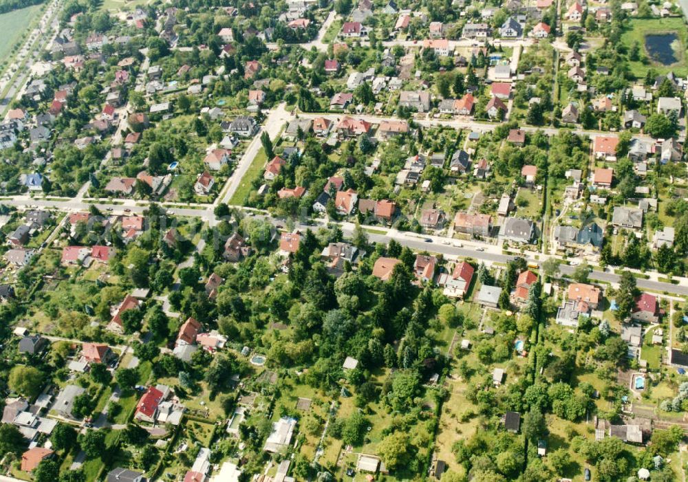 Aerial photograph Berlin-Mahlsdorf - Blick auf das Wohngebiet Am Kornfeld - Münsterberger Weg Frettchenweg in Berlin-Mahlsdorf. View of the residential area at the street Am Konrfeld in the district Mahlsdorf.