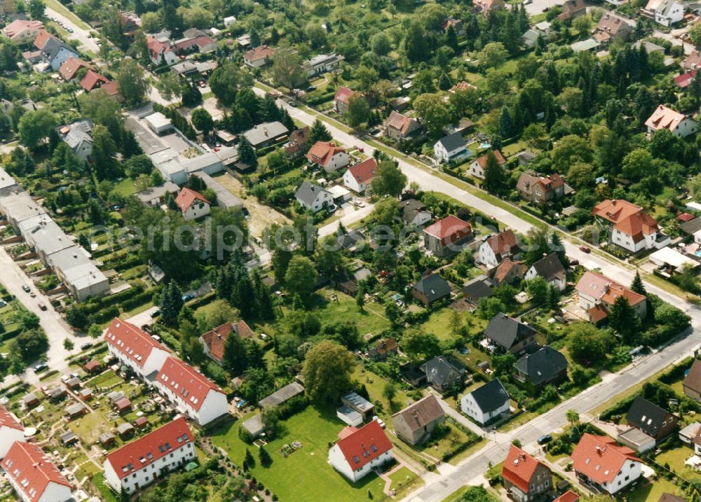 Berlin-Mahlsdorf from above - Blick auf das Wohngebiet an der Dirschauer Straße - Gielsdorfer Straße in Berlin-Mahlsdorf. View of the residential area at the street Dirschauer Strasse - Gielsdorfer Strasse in the district Mahlsdorf.