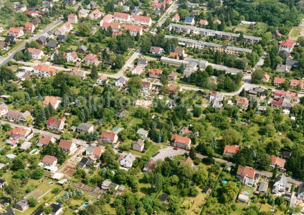 Berlin-Mahlsdorf from the bird's eye view: Blick auf das Wohngebiet an der Dirschauer Straße - Gielsdorfer Straße in Berlin-Mahlsdorf. View of the residential area at the street Dirschauer Strasse - Gielsdorfer Strasse in the district Mahlsdorf.