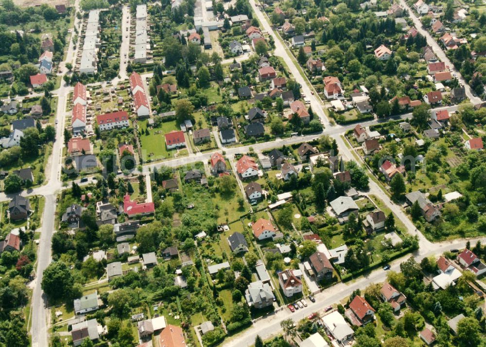 Berlin-Mahlsdorf from the bird's eye view: Blick auf das Wohngebiet an der Neuenhagener Straße - Treskowstraße in Berlin-Mahlsdorf. View of the residential area at the street Neuenhagener Strasse - Treskowstrasse in the district Mahlsdorf.