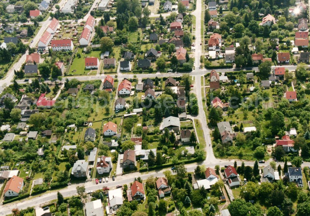 Aerial image Berlin-Mahlsdorf - Blick auf das Wohngebiet an der Neuenhagener Straße - Treskowstraße in Berlin-Mahlsdorf. View of the residential area at the street Neuenhagener Strasse - Treskowstrasse in the district Mahlsdorf.