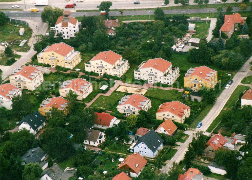 Aerial photograph Berlin-Mahlsdorf - Blick auf das Wohngebiet Neuenhagener Straße in Berlin-Mahlsdorf. View of the residential area at the street Neuenhagener Strasse in the district Mahlsdorf.