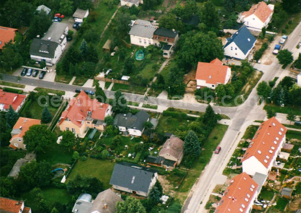 Berlin-Mahlsdorf from above - Blick auf das Wohngebiet Neuenhagener Straße in Berlin-Mahlsdorf. View of the residential area at the street Neuenhagener Strasse in the district Mahlsdorf.