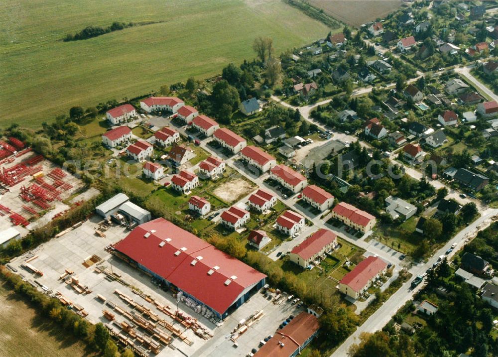 Berlin-Mahlsdorf from the bird's eye view: Blick auf das Wohngebiet an der Pilgramerstraße - Iglauer Straße - Hochwieser Straße in Berlin-Mahlsdorf. View of the residential area at the street Pilgramerstrasse - Iglauer Strasse - Hochwieser Strasse in the district Mahlsdorf.