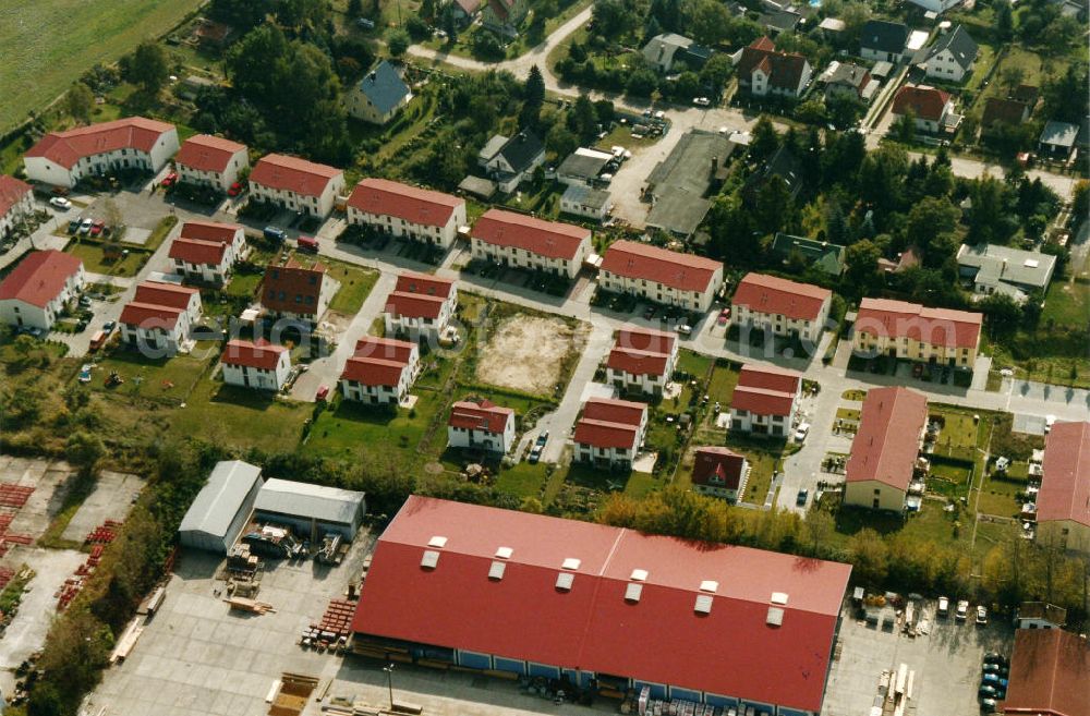 Aerial image Berlin-Mahlsdorf - Blick auf das Wohngebiet an der Pilgramerstraße - Iglauer Straße - Hochwieser Straße in Berlin-Mahlsdorf. View of the residential area at the street Pilgramerstrasse - Iglauer Strasse - Hochwieser Strasse in the district Mahlsdorf.