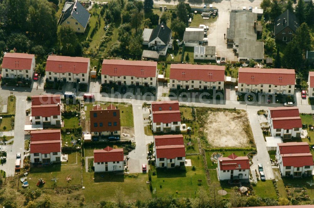 Berlin-Mahlsdorf from above - Blick auf das Wohngebiet an der Pilgramerstraße - Iglauer Straße - Hochwieser Straße in Berlin-Mahlsdorf. View of the residential area at the street Pilgramerstrasse - Iglauer Strasse - Hochwieser Strasse in the district Mahlsdorf.