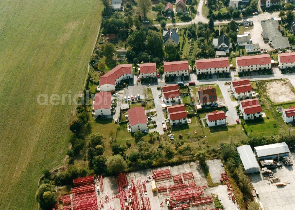 Berlin-Mahlsdorf from the bird's eye view: Blick auf das Wohngebiet an der Pilgramerstraße - Iglauer Straße - Hochwieser Straße in Berlin-Mahlsdorf. View of the residential area at the street Pilgramerstrasse - Iglauer Strasse - Hochwieser Strasse in the district Mahlsdorf.