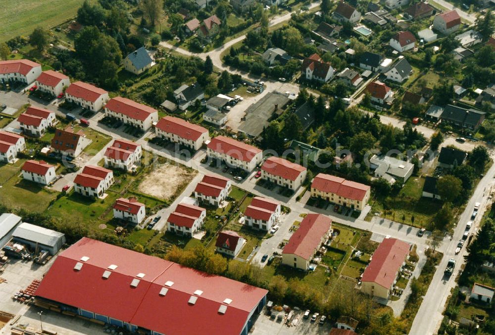 Aerial image Berlin-Mahlsdorf - Blick auf das Wohngebiet an der Pilgramerstraße - Iglauer Straße - Hochwieser Straße in Berlin-Mahlsdorf. View of the residential area at the street Pilgramerstrasse - Iglauer Strasse - Hochwieser Strasse in the district Mahlsdorf.