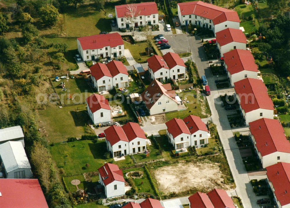 Aerial photograph Berlin-Mahlsdorf - Blick auf das Wohngebiet an der Pilgramerstraße - Iglauer Straße - Hochwieser Straße in Berlin-Mahlsdorf. View of the residential area at the street Pilgramerstrasse - Iglauer Strasse - Hochwieser Strasse in the district Mahlsdorf.