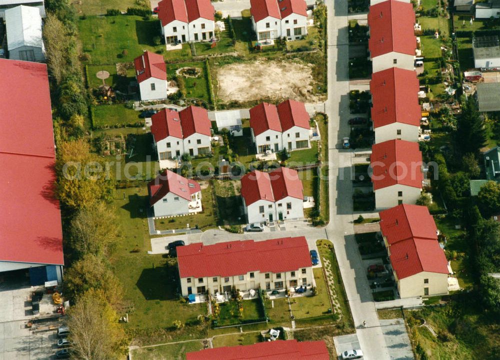 Berlin-Mahlsdorf from the bird's eye view: Blick auf das Wohngebiet an der Pilgramerstraße - Iglauer Straße - Hochwieser Straße in Berlin-Mahlsdorf. View of the residential area at the street Pilgramerstrasse - Iglauer Strasse - Hochwieser Strasse in the district Mahlsdorf.