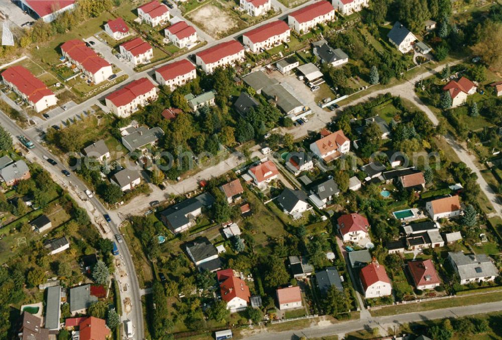 Aerial photograph Berlin- Mahlsdorf - Blick auf das Wohngebiet Banater Straße - Karlstraße - Iglauer Straße in Berlin-Mahlsdorf. View of the residential area at the street Banater Strasse - Karlstrasse - Iglauer Strasse in the district Mahlsdorf.