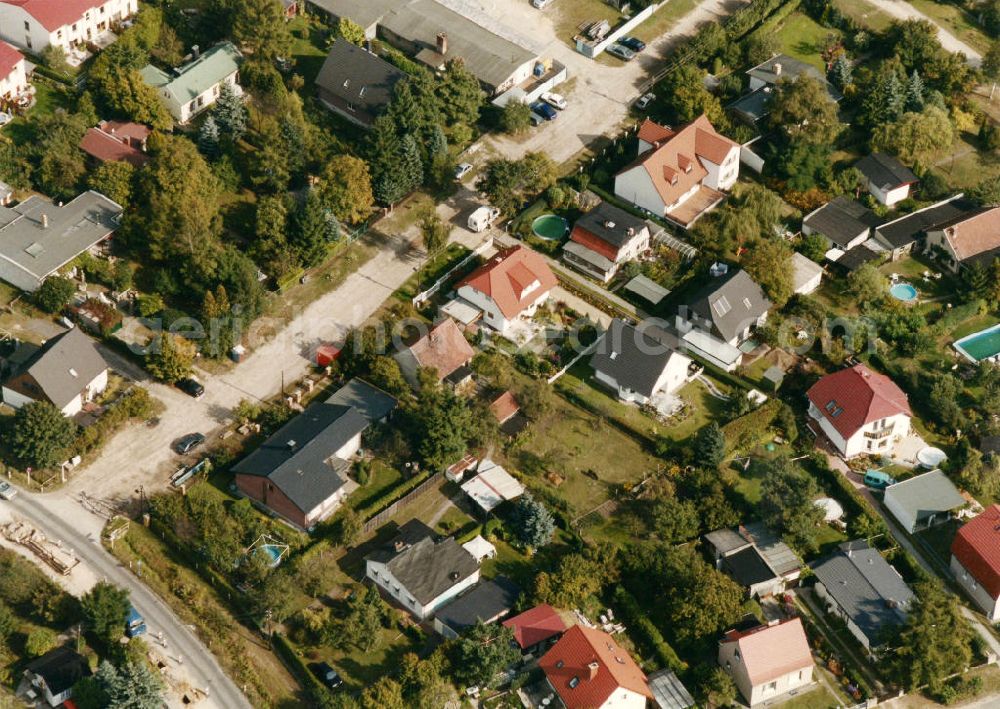 Berlin- Mahlsdorf from above - Blick auf das Wohngebiet Banater Straße - Karlstraße - Iglauer Straße in Berlin-Mahlsdorf. View of the residential area at the street Banater Strasse - Karlstrasse - Iglauer Strasse in the district Mahlsdorf.